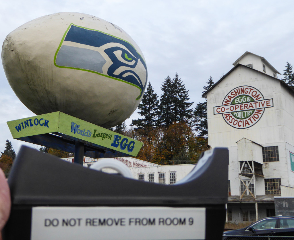 Tapey visits the World's Largest Egg in Washington.